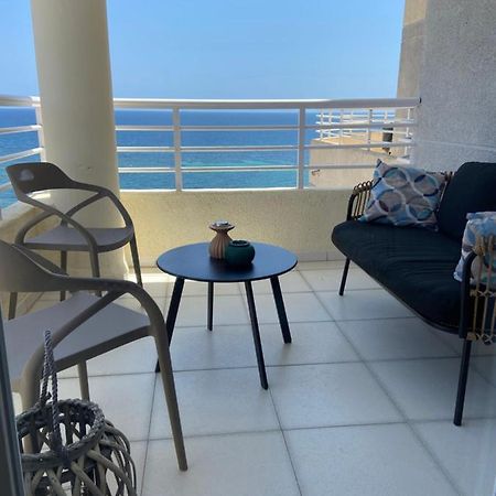 קלפה Relaxing Modern Beachfront Apartment - Amazing Sea View מראה חיצוני תמונה