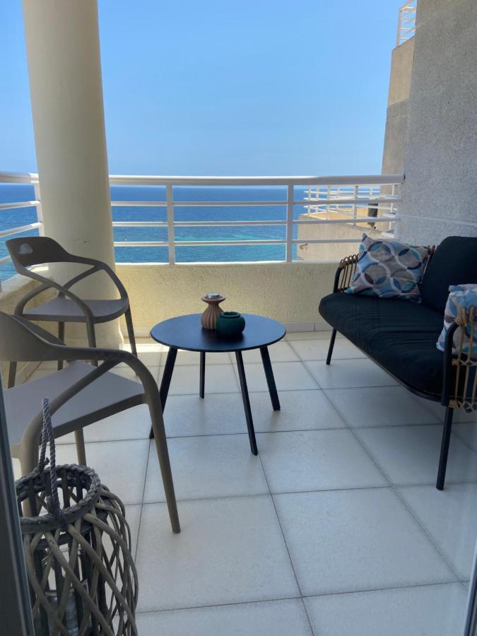 קלפה Relaxing Modern Beachfront Apartment - Amazing Sea View מראה חיצוני תמונה